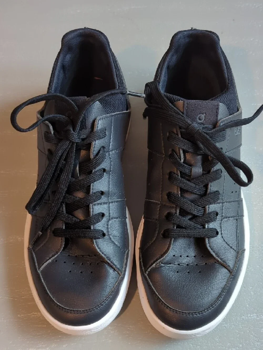 On Running The Roger Black Leather Sneakers size 9 Women's Tennis